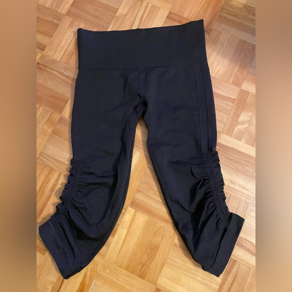 Lululemon crop leggings - Picture 2 of 2